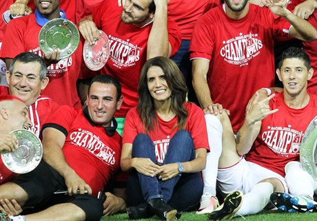 Alona Barkalová slaví ligový titul s fotbalisty Hapoelu Beer Ševa.