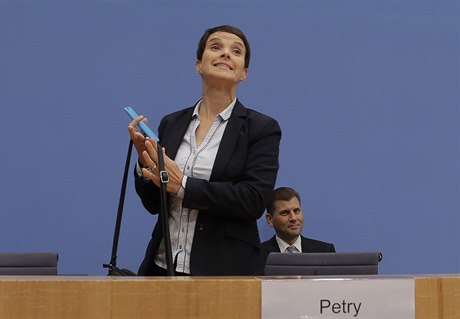 Frauke Petryová odchází z tiskové konference.