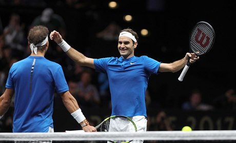 Roger Federer (vpravo) a Rafael Nadal slaví spolený triumf.