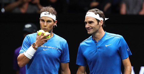 Rafael Nadal (vlevo) a Roger Federer ve tyhe.