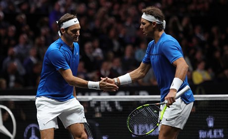 Rafael Nadal (vpravo) a Roger Federer ve tyhe.
