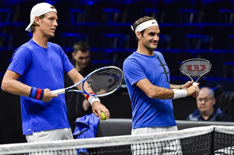Český tenista Tomáš Berdych (vlevo) a švýcarský tenista Roger Federer 20. září...