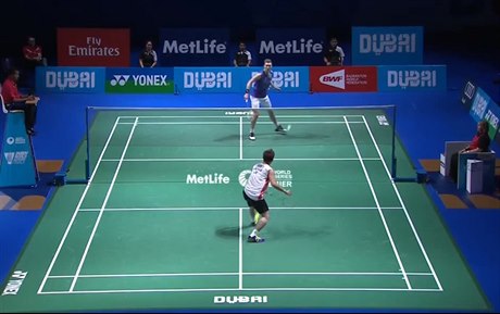 Japonec Kento Momota (v bílém) v utkání proti Viktoru Axelsenovi z Dánska.