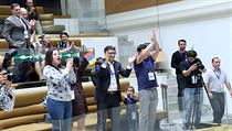Arménská radost v hledišti poté, co Levon Aronjan ovládl Světový pohár.