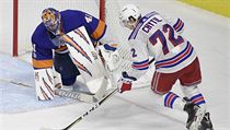 tonk NY Rangers Filip Chytil (72) kouzl s pukem.