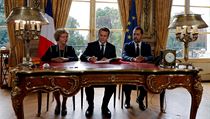 Francouzský prezident Emmanuel Macron při podpisu kontroverzního pracovního...