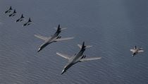 Americké B-1B Lancer bombardéry, F-35B Lightning IIs amerického námořnictva a...