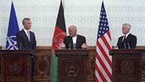 Afghnsk prezident Ashraf Ghani mluv na tiskov konferenci spolu s generlnm...