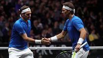 Rafael Nadal (vpravo) a Roger Federer ve tyhe.