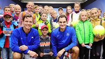 Tomáš Berdych s Rogerem Federerem a malými fanoušky.