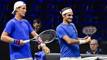 Český tenista Tomáš Berdych (vlevo) a švýcarský tenista Roger Federer 20. září...