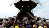 Novináři před ruským letounem Antonov An-124, který přivezl části rozebraného...