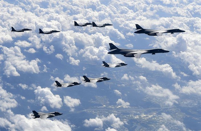 Spole�né cvi�ení USA, Japonska a Ji�ní Koreje: (Zprava) dva americké bombardéry...