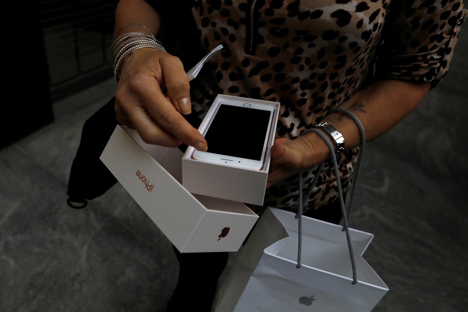 Zákaznice otev�ela sv�j nov� zakoupený iPhone 8.