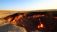 Noc u hoícího kráteru Darvaza nám aspo malinko vynahradila ílenou byrokracii...