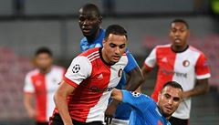 Sofyan Amrabat z Feyenoordu se snaí uniknout soupei z Neapole.