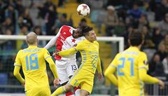 FC Astana vs. Slavia Praha: Michael Ngadeu-Ngadjui v souboji se erikanem...