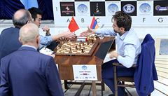 Levon Aronjan ve finálovém souboji na Svtovém poháru proti ínskému soupei...