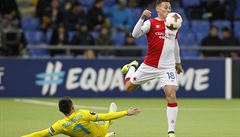 FC Astana vs. Slavia Praha, Evropská liga: hostující Jan Boil bojuje o mí.