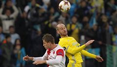 FC Astana vs. Slavia Praha, Evropská liga: Tomá Necid v souboji o mí s Ivanem...