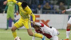 FC Astana vs. Slavia Praha, Evropská liga: domácí Abzal Bejsebekov si kryje mí...