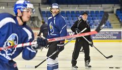 Hokejista Jaromír Jágr (uprosted) trénoval 29. záí na zimním stadiónu v...