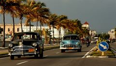 Auta jedoucí po Kubánské silnici.