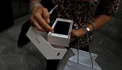 Zákaznice otev�ela nov� zakoupený iPhone X na páté Avenue v New Yorku.