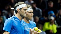 Federer s Nadalem se radí na tenisovém utkání v Praze.