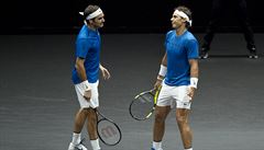 výcar Roger Federer a panl Rafael Nadal pi tyhe na Laver cupu.