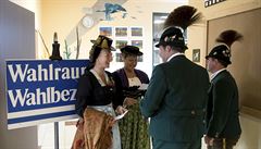 Nmetí volii v tradiních Bavorských kostýmech.
