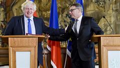 Ministr zahrani�ních v�cí Lubomír Zaorálek (vpravo) a britský ministr...
