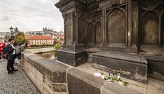 Místo na Karlov mostu, kde údajn spadl do Vltavy herec Jan Tíska, který poté...