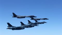 B-1B Lancer bombardéry, USMC F-35 Lightning II a JASDF F-2 fighteři nad... | na serveru Lidovky.cz | aktuální zprávy