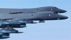 B-1B Lancer bombardéry s USMC F-35 Lightning II and JASDF F-2 fightery v...