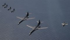 Americké B-1B Lancer bombardéry, F-35B Lightning IIs amerického námonictva a...