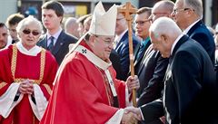 Bývalý prezident Václav Klaus (vpravo) a arcibiskup praský kardinál Dominik...