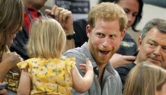Princ Harry vtipkuje s malou Emily, která si od nj brala popcorn.