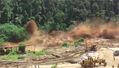 V Laosu se protrhla pehrada pi výstavb vodní elektrárny.
