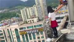 VIDEO: Ředitel školy zachránil studentce život. Chtěla skočit ze střechy