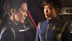 Kapitán Philippa Georgiou (Michelle Yeoh) a její první dstojnice Michael...