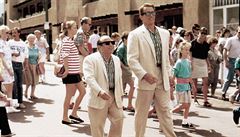 Snímek Dvojčata (1988). Danny DeVito a Arnold Schwarzenegger. | na serveru Lidovky.cz | aktuální zprávy