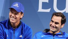 Tomá Berdych a Roger Federer si uívají výhru Marina ilie