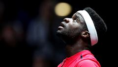 Frances Tiafoe se po nepovedeném míi dívá ke stropu haly.