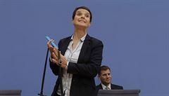Frauke Petryová odchází z tiskové konference. | na serveru Lidovky.cz | aktuální zprávy