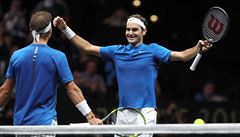 Roger Federer (vpravo) si v Praze poprvé zahrál tyhru s Rafaelem Nadalem.