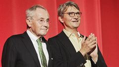 Jan Tíska (vlevo) spolu s reisérem Janem Svrákem pi premiée filmu Po...