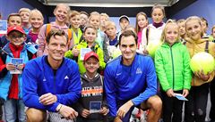 Tomá Berdych s Rogerem Federerem a malými fanouky.