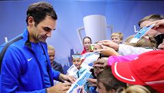 Roger Federer se podepisuje ped Laver Cupem v Praze.