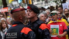 Katalánská místní policie stojí ped davem demonstrant v Barcelon.